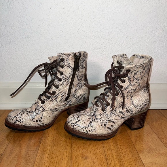 LIKE NEW RARE FreeBird Cavalier white snake skin women’s size 7 ankle boot - Picture 9 of 12